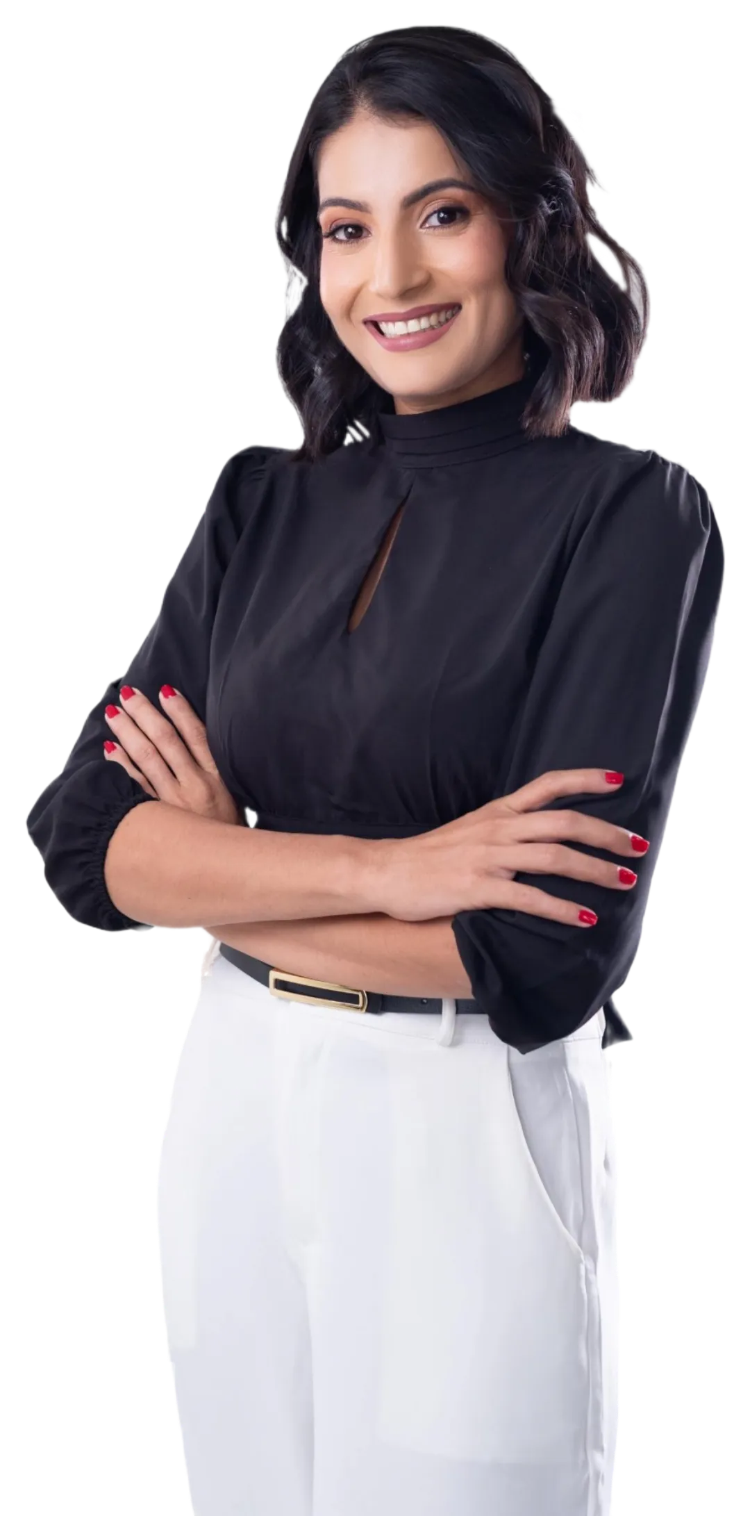 Jhessica, a confeiteira, sorrindo de braços cruzados, de blusa preta e calça branca